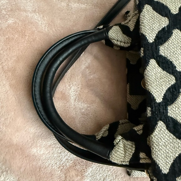 Elegant Black and Cream Patterned Women's Bag - Picture 5 of 7